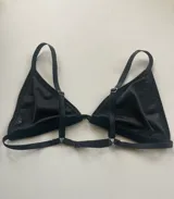 Soutien negro de terciopelo con triángulos movibles y breteles regulables en la espalda.