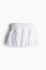 Minifalda blanca con cintura elastizada y volados en capas.