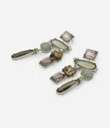 Maxi aros colgantes con formas geométricas irregulares, strass y pedrería en tonos neutros.