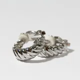 Aros plateados tipo clip con diseño acanalado.