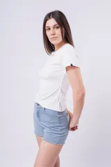 Remera ajustada de manga corta, color amarillo vibrante, con cuello redondo. Presenta un pequeño detalle de etiqueta negra en la manga derecha.