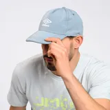 Gorra de béisbol celeste con logo de Umbro bordado en blanco en el frente.