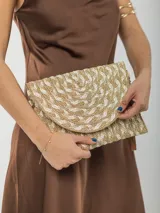 Vestido largo color marrón de satén, con breteles finos y cuello drapeado.