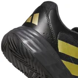Championes Adidas Game Chaser negros con detalles dorados, ideales para entrenamiento.