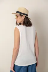 Blusa italiana tejida en lino y viscosa, color blanco, sin mangas y con escote en V.