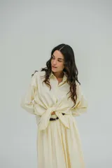 Camisa color crema de corte oversize y mangas largas.