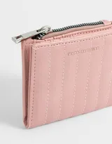 Billetera pequeña color rosa con textura acolchada y pespuntes verticales. Tiene cierre superior y broche con botón para cerrar.