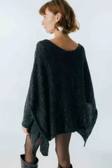 Poncho negro tejido en algodón, con moldería oversize y tajos en los laterales.