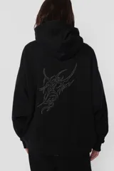 Buzo hoodie de frisa color beige, de silueta oversize, con puños y cintura de rib al tono, capucha forrada en su interior, bolsillo canguro, cordones con ojalillos y punteras metálicas personalizadas con marca, tanca para regular cordones, remaches en boca de bolsillo y bordado en espalda a contratono.