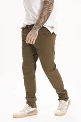 Pantalón chino color marrón claro, de corte recto y tiro medio.