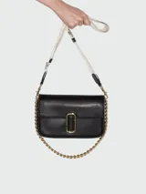 Cartera tipo shoulder de Marc Jacobs, con herrajes y diseño moderno, ideal para llevar complementos básicos.
