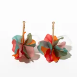 Aros colgantes con forma de flor de pétalos multicolores traslúcidos y aro dorado.