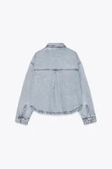 Cazadora de denim verde oliva, con cuello solapa, manga larga, bolsillos delanteros de plastrón y cierre frontal con botones metálicos.