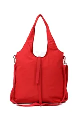 Bolso rojo tipo tote con bolsillo de red en la parte inferior y correa larga ajustable.