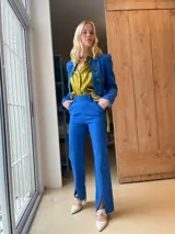 Pantalón hecho de gabardina de algodón elastizada, con corte ajustado y detalles de apertura en los laterales.