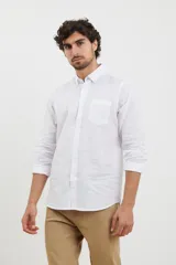 Camisa celeste de lino y algodón, de corte clásico, con cuello button-down y manga larga.