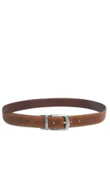 Cinturón marrón de cuero con hebilla metálica rectangular color plata envejecida.