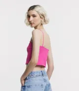 Blusa corta de tirantes color rojo, en tejido rib texturizado.