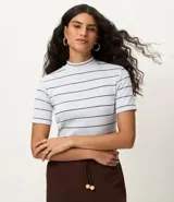 Blusa de rib acanalada color celeste, con cuello medio, mangas cortas y estampado de rayas horizontales finas en color marrón.