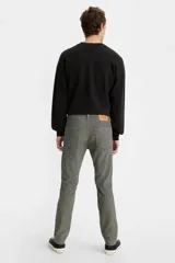 Pantalón de pana color gris, corte slim fit, tiro medio.