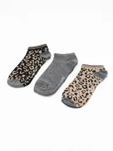 Pack de tres pares de soquetes tobilleros con diseños variados: un par gris liso y dos pares con estampado animal print en tonos beige y negro.