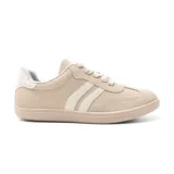 Championes deportivos color beige con detalles en blanco, cordones blancos y suela color crema.