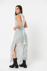 Vestido midi plateado de tul foil con forro, strapless con lazo en el cuello y tajos laterales.