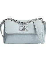 Cartera bandolera Calvin Klein color celeste con estampado de monograma, cierre con solapa y broche giratorio, correa ajustable y cadena de mano plateada.