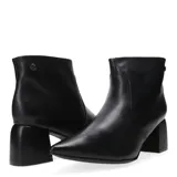 Botas de cuero negro con punta fina y taco cuadrado.