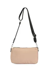 Bandolera rectangular color bordó, con correa larga regulable de cinta negra. Tiene dos compartimentos principales con cierre y un bolsillo frontal con cierre.