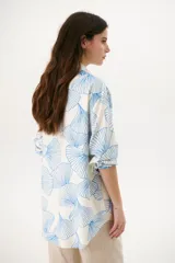 Camisa de manga larga color blanco con estampado de abanicos negros.