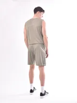 Musculosa deportiva color verde militar con cuello redondo y corte clásico.