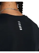 Remera deportiva negra de manga corta con logo de la marca en el pecho.