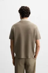 Camiseta celeste de punto con hilatura de mezcla de algodón, corte relaxed fit, cuello redondo, manga corta y acabados en rib.