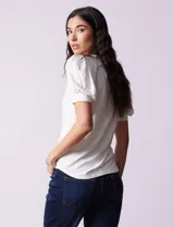Remera de modal negra, marca Tahari, con cuello redondo y mangas cortas abullonadas con puño.
