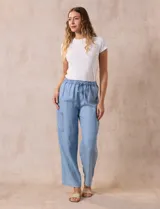 Pantalón cargo de lyocell color celeste, marca Zac & Rachel. Tiene pretina ancha elastizada con lazo, bolsillos laterales y corte wide.
