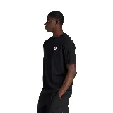 Camiseta negra de algodón con logo de New Balance en el pecho.