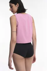 Top corto color arena con escote en V y lazos ajustables en el frente.