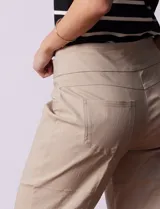 Pantalón capri color beige de gabardina elastizada, marca Ruby Rd. Delantera con bolsillos simulados, trasera con bolsillos aplicados. Pretina ancha, corte recto y terminación de ruedo con detalle calado.