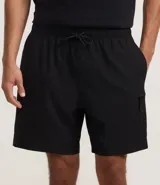 Bermuda de hombre color beige confeccionada en tejido ripstop, con cintura elástica ajustable con cordón, bolsillos laterales y etiqueta de la marca aplicada.