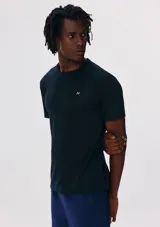 Remera deportiva azul de corte clásico con cuello redondo y logo pequeño en el pecho.