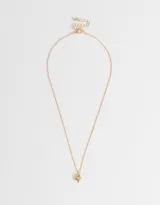 Set de tres collares de cadena fina con dije de corazón: uno plateado, uno dorado y uno rosado.