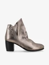 Botín de cuero negro con diseño moderno y silueta estilizada. Su taco ancho brinda estabilidad y comodidad, mientras que el corte limpio realza la elegancia del modelo.