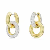 Par de aros colgantes con baño de oro, con diseño asimétrico de dos aros entrelazados. Uno de los aros está cubierto de pavé de cristales blancos. Pueden usarse con o sin el aro colgante.