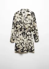 Vestido corto tipo camisero con estampado floral en blanco y negro, cuello camisero, mangas 3/4 con puños abotonados, cierre frontal con botones y dos bolsillos de parche en el pecho.