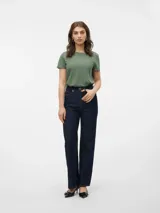 Remera verde militar de algodón orgánico con cuello redondo, mangas cortas con dobladillo y calce regular.