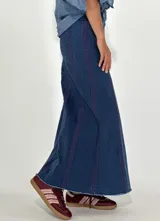 Pollera larga azul con rayas verticales verdes.