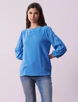 Blusa texturada color celeste, marca Ruby Rd. Escote y mangas 3/4 con aplique en broderie y puños elastizados.