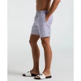 Short de baño blanco con estampado geométrico azul y cordón ajustable en la cintura.