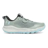 Championes de trail running Under Armour Charged Maven Trail, color marrón con detalles en naranja y negro. Diseñados para senderos, con capellada de malla transpirable, entresuela Charged Cushioning para amortiguación y suela de goma con tacos para tracción.